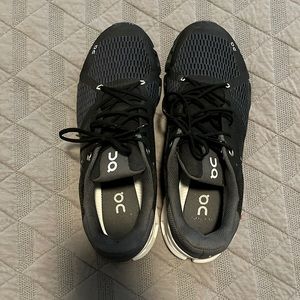 Men’s On Cloudflyer- Black/White size 11